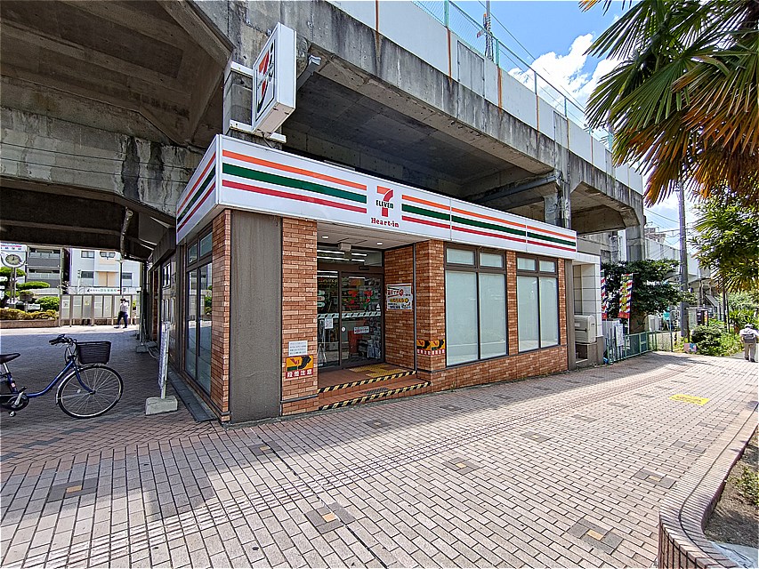 コンビニ　セブンイレブンハートインJR忍ヶ丘駅改札口店（コンビニ）まで115m