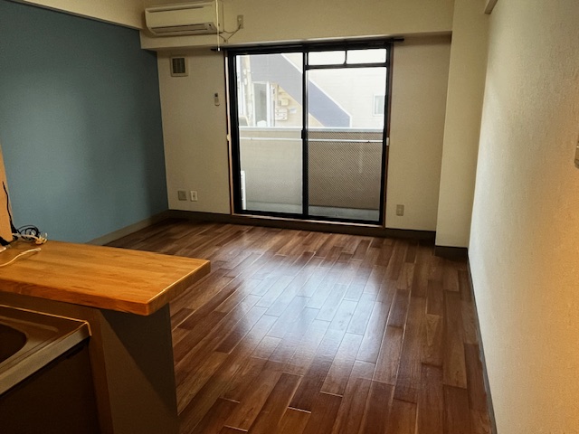 居室・リビング　日当たり良好。エアコン付。