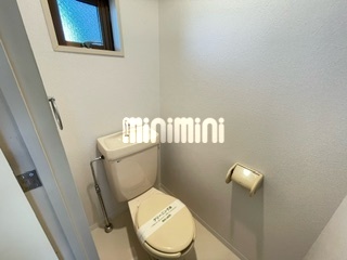 トイレ　小窓ついています