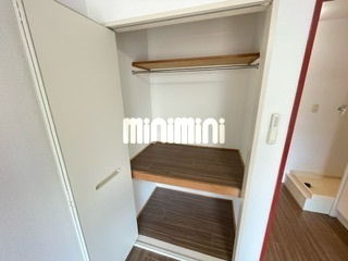 収納　ハンガーパイプついています