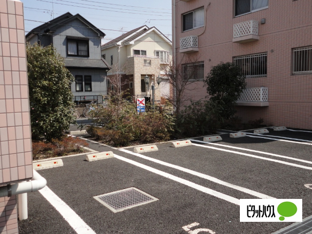 【ロイヤルヴィクトリア　III番館の駐車場】