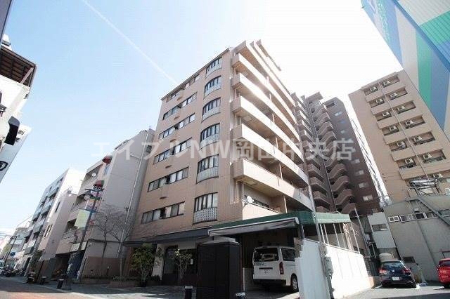 岡山市北区表町のマンションの建物外観