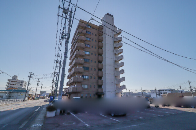 【鹿沼市鳥居跡町のマンションの建物外観】