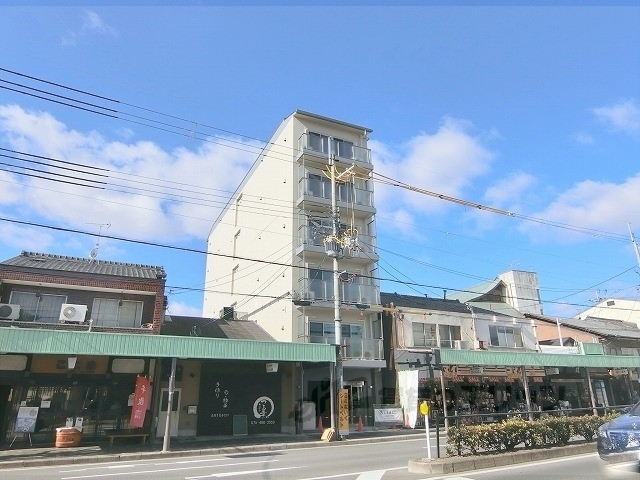 【京都市上京区花車町のマンションの建物外観】