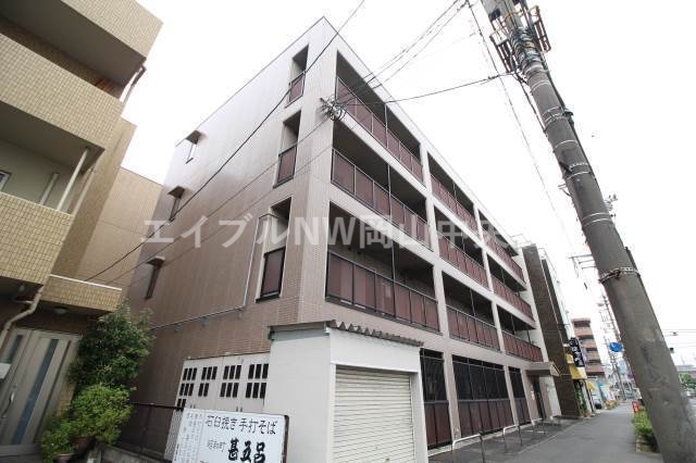 【岡山市北区昭和町のマンションの建物外観】