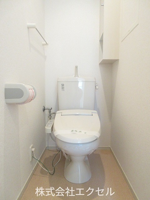 トイレ　温水洗浄便座です。