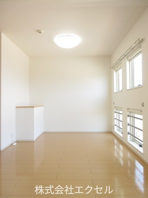 居室・リビング　窓が多く、明るいリビングです。