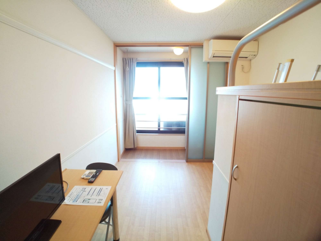 居室・リビング　ワイドな窓にて明るいお部屋