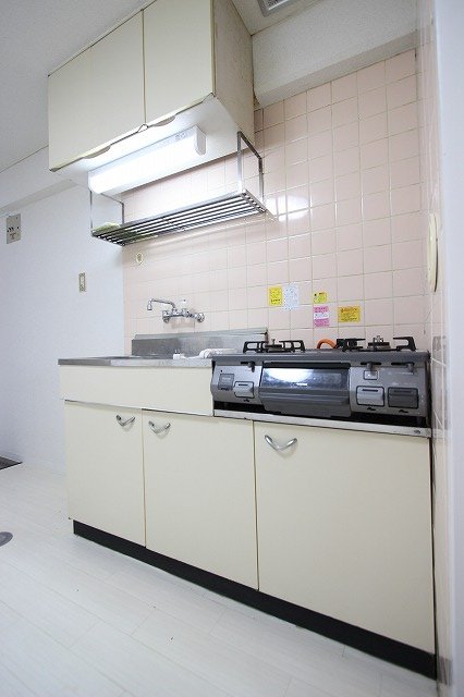 キッチン　同物件、別号室のものです。　家具はイメージです。