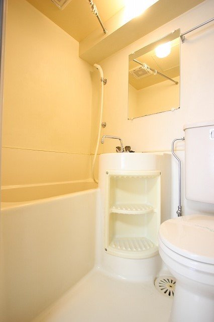 バス・シャワールーム　同物件、別号室のものです。　家具はイメージです。