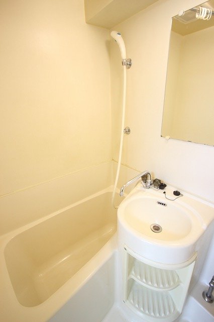 洗面設備　同物件、別号室のものです。　家具はイメージです。