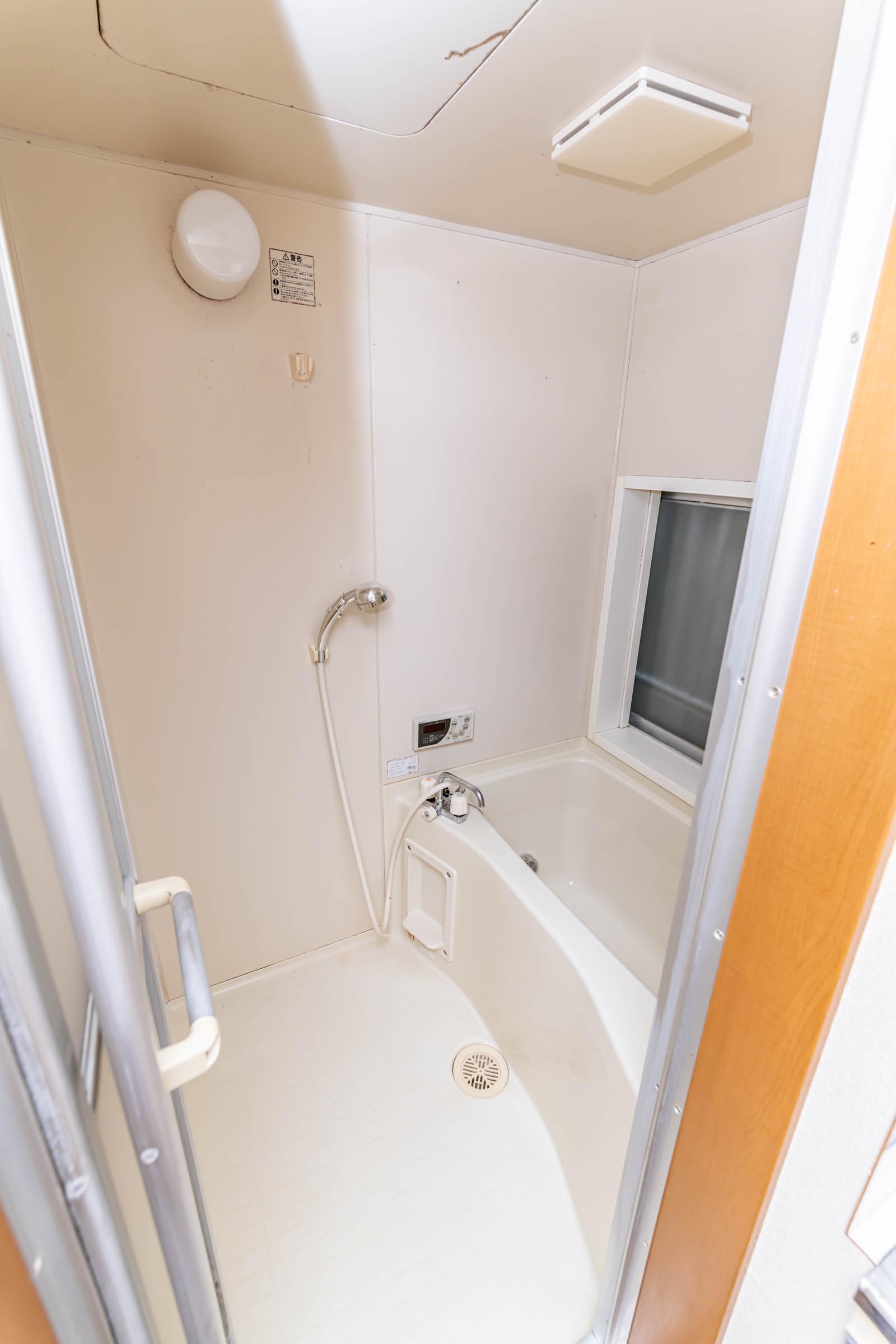 バス・シャワールーム　浴室には窓があり換気もできるので防カビ対策もバッチリです。