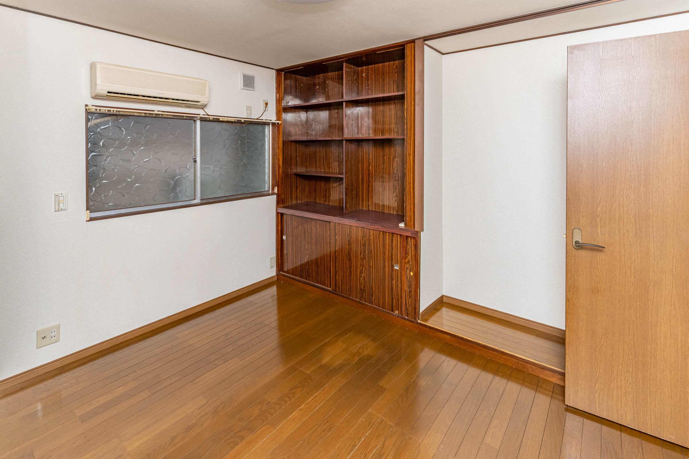 居室・リビング　１階の洋室には大きな物入があり本などが多い方におすすめです。