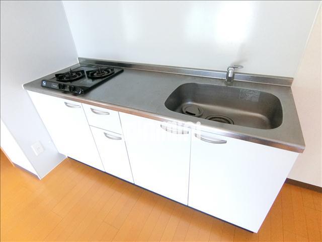 キッチン　二口コンロの収納豊富なキッチン。