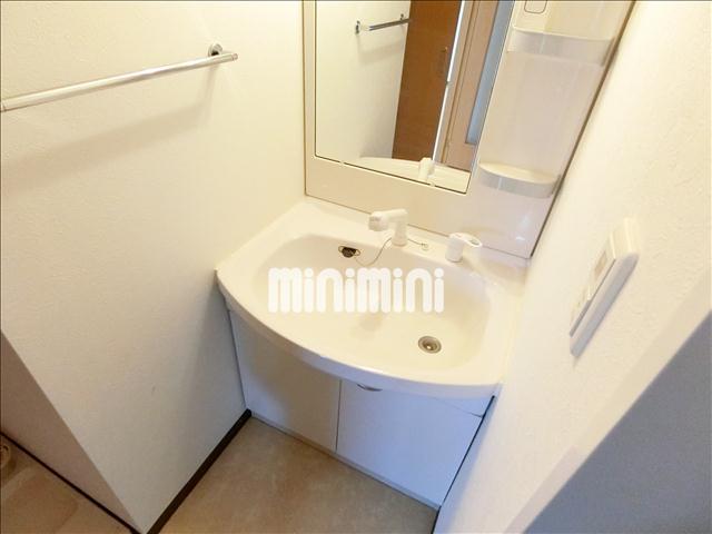 洗面設備　身支度を整えるのに便利な独立洗面台。