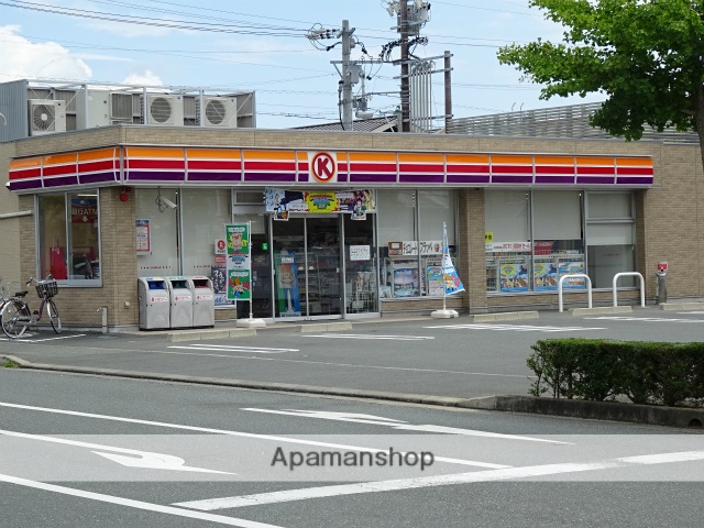 コンビニ　ファミリーマート（コンビニ）まで565m