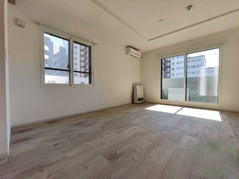 居室・リビング　日当たりが良くて心地よく過ごせそうなお部屋です。