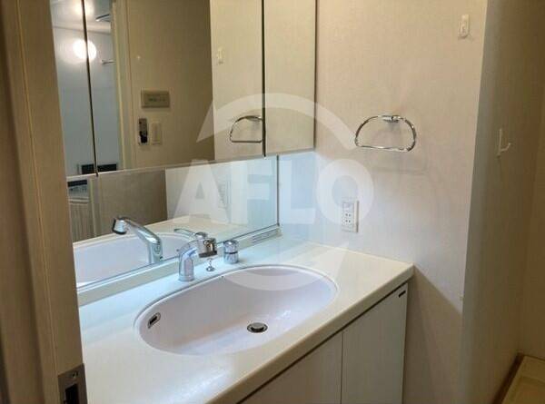 洗面設備　サンクタスタワー心斎橋ミラノグランデ　独立洗面台