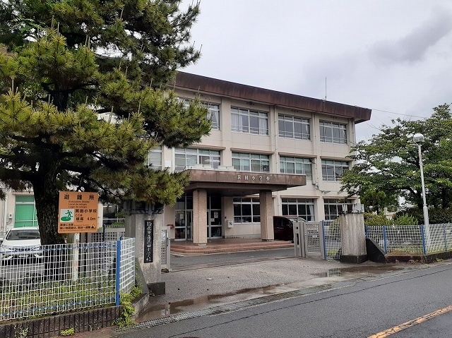 小学校　鈴鹿市立箕田小学校（小学校）まで700m