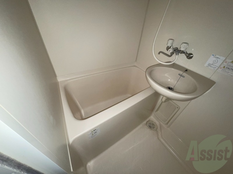 バス・シャワールーム　バスルームはこちらです。一人暮らしにはちょうどいいですね