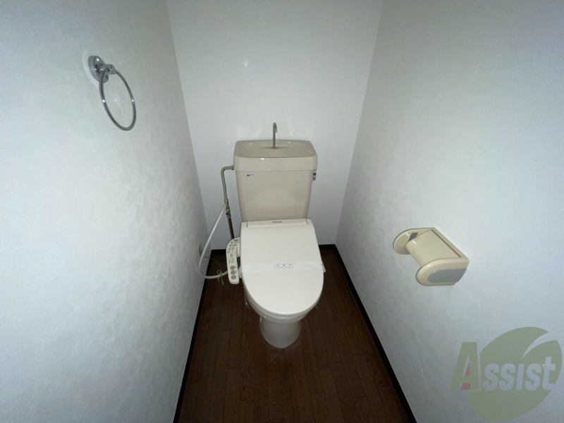 トイレ　温水洗浄便座なので快適に使用できそうですね。