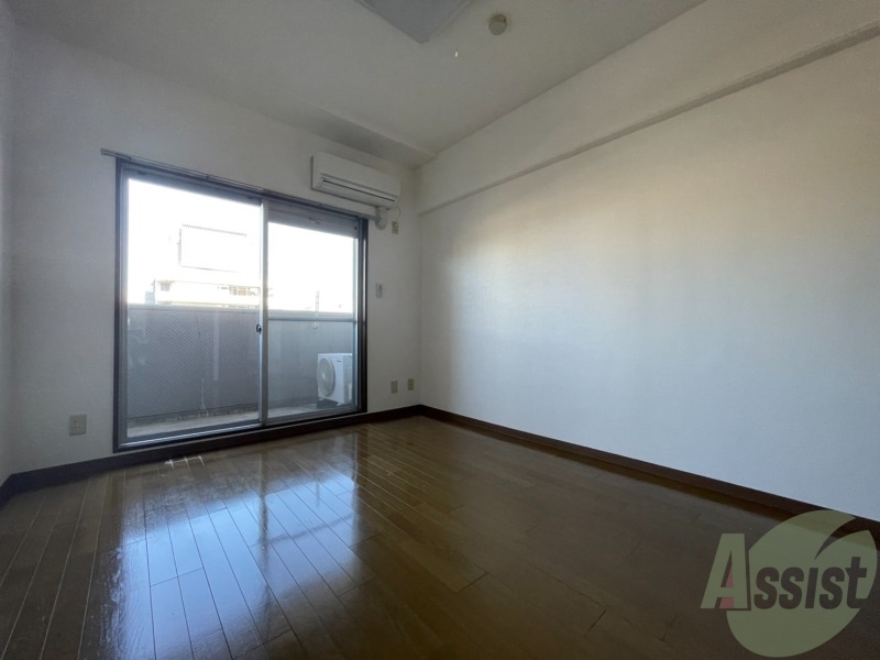 居室・リビング　リビングは、広々していて陽当たりもよさそうですね。