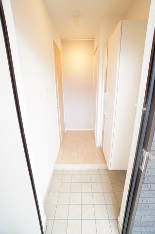 玄関　※同物件・反転タイプの写真です。