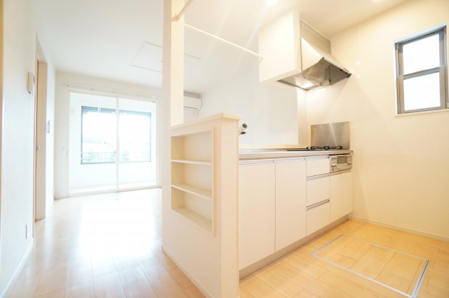 居室・リビング　※同物件・反転タイプの写真です。