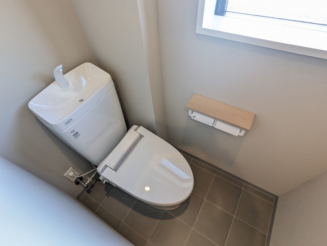 トイレ　嬉しい温水洗浄便座付き