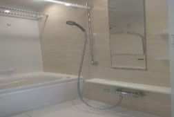 バス・シャワールーム　コンパクトで使いやすいお風呂です