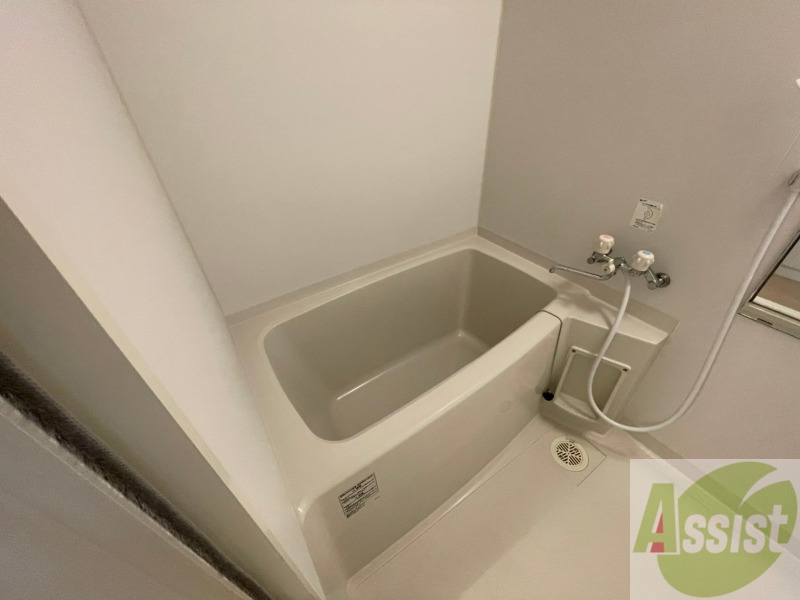 バス・シャワールーム　バスルームは狭すぎず、シャワーも浴びやすそうです。