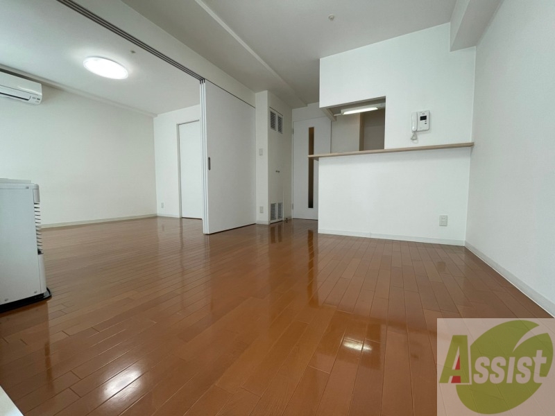 居室・リビング　８．４帖のＬＤＫ。引き戸を開けると解放感があります。