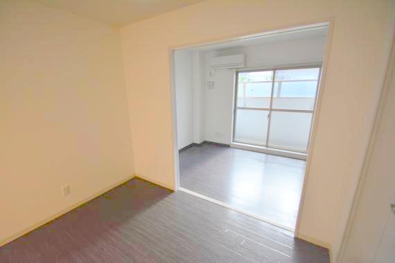 居室・リビング　シンプルなデザインのリビングは家具が置きやすいです。