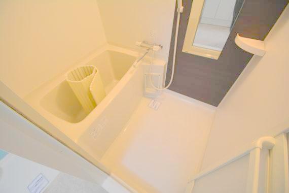 バス・シャワールーム　大きなバスルームは、足を伸ばせしてゆっくりできます。