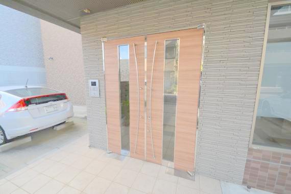 エントランス　オシャレなエントランスは安心のオートロック付きです。