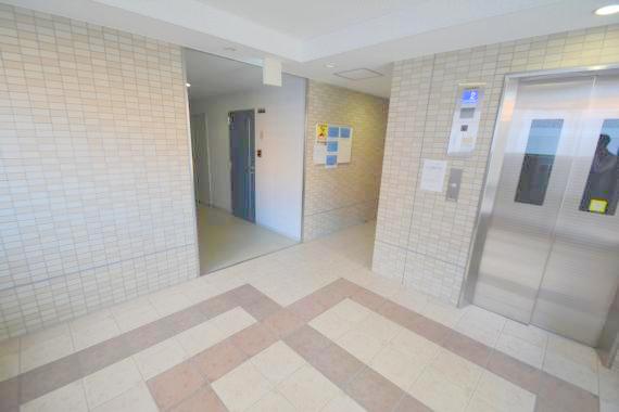 ロビー　奥行きのあるロビーは綺麗に片づけられています。