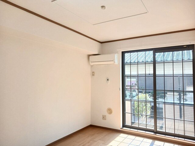 居室・リビング　内装は落ち着いています