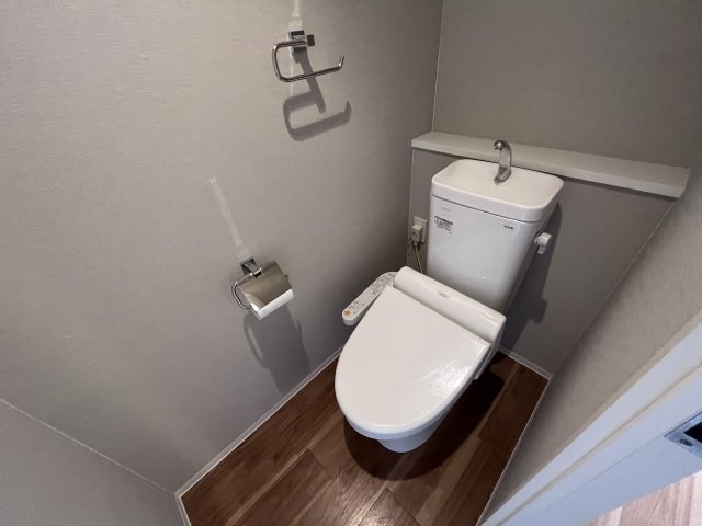 トイレ　温水洗浄便座付きのトイレです♪