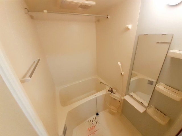 バス・シャワールーム　落ち着いた空間のお風呂です