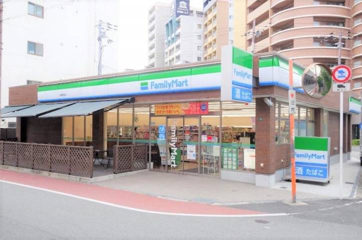 コンビニ　ファミリーマート（コンビニ）まで590m