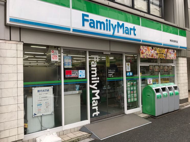 コンビニ　ファミリーマート神田和泉町店（コンビニ）まで208m