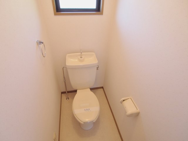 トイレ　※リノベーション前の内装写真です。
