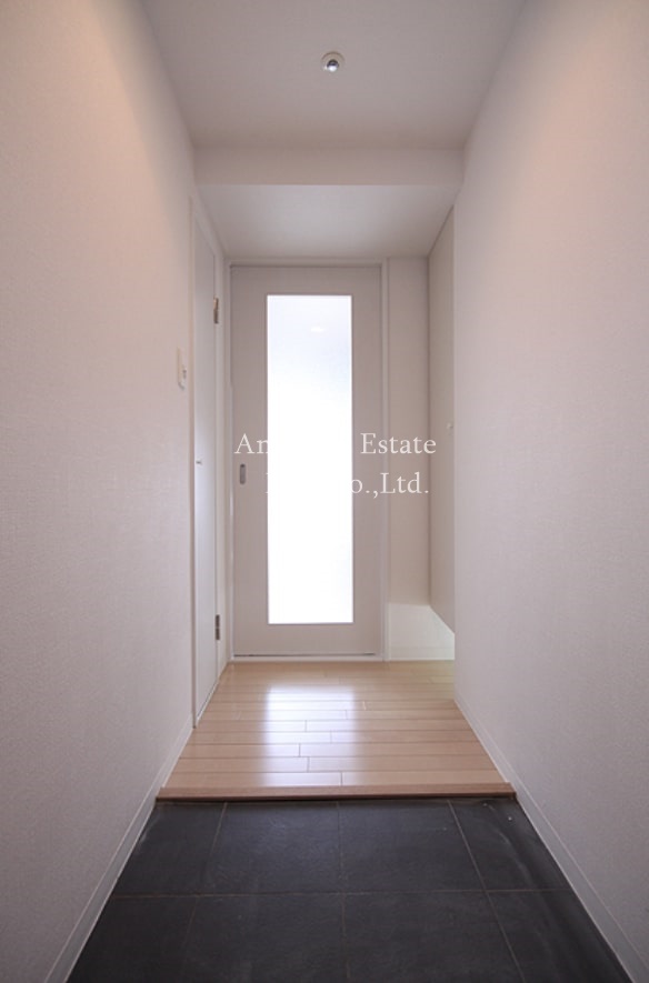 玄関　玄関より撮影♪お部屋は白を基調としております♪