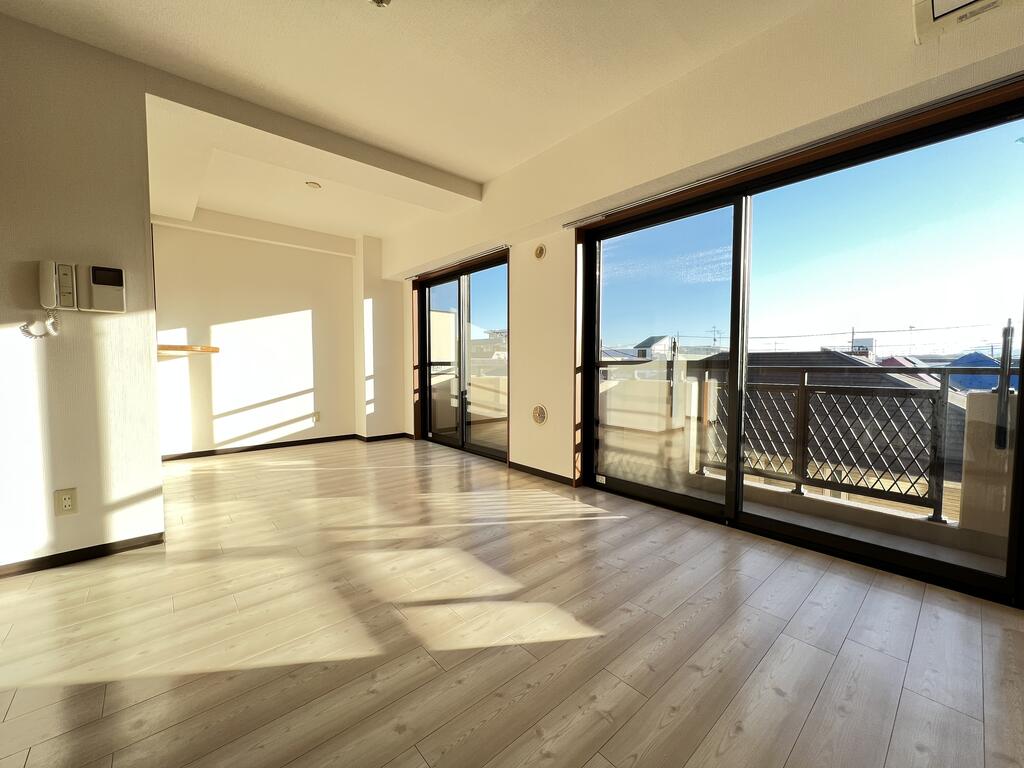 居室・リビング　同一建物303号室の内装写真掲載