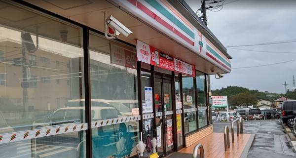 コンビニ　セブンイレブン八街榎戸駅前店（コンビニ）まで895m