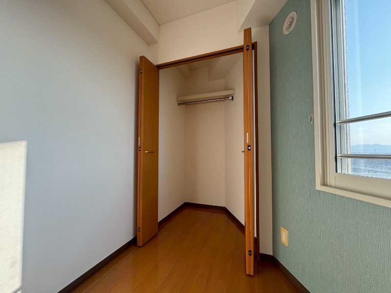 収納　こちらの収納にはハンガーをかけて服もしまえますね。