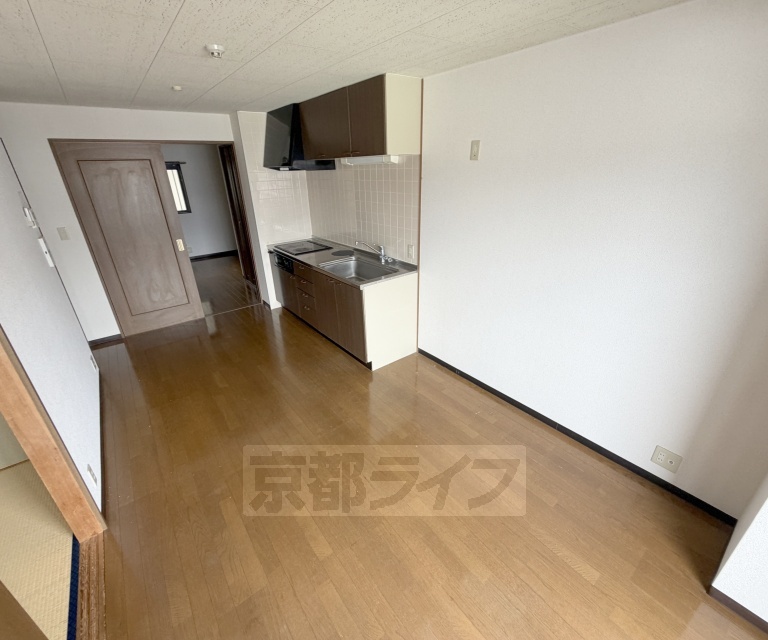 ＪＲ山陰本線 亀岡駅 徒歩4分 6階建 築27年の居間写真