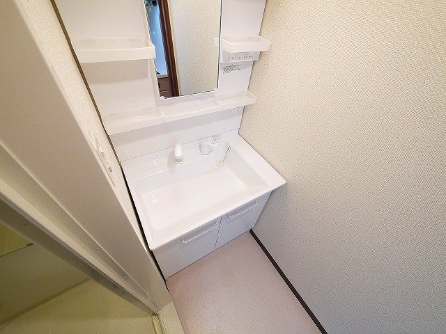 洗面設備　明るい洗面所です