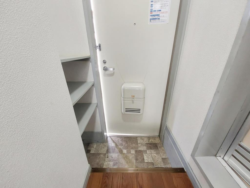レジデンス市名坂の玄関写真