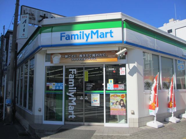 コンビニ　ファミリーマート（コンビニ）まで200m